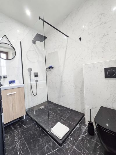 Image No.9-5 Bed House for sale