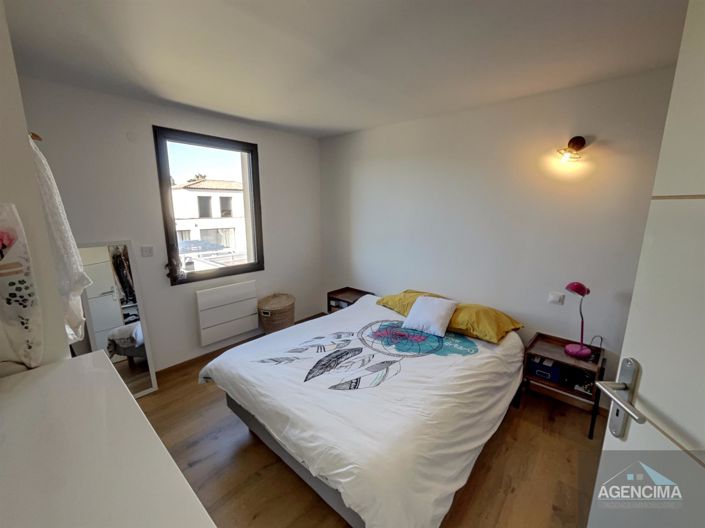 Image No.8-5 Bed House for sale