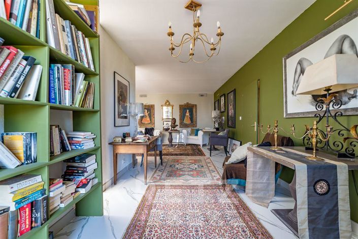 Image No.10-8 Bed Property for sale