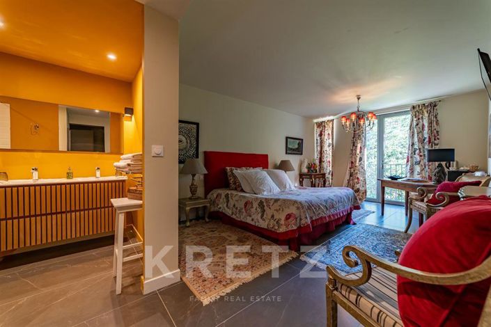 Image No.9-8 Bed Property for sale