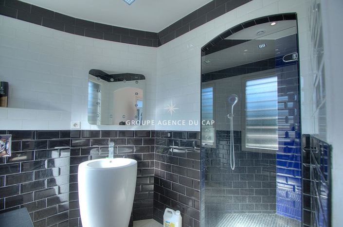 Image No.6-6 Bed House for sale