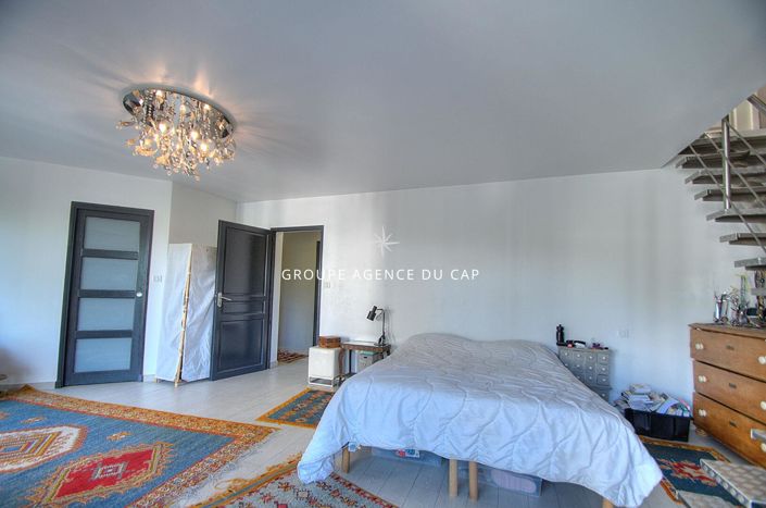 Image No.8-6 Bed House for sale