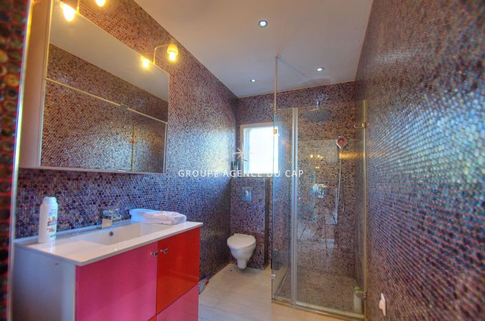 Image No.9-6 Bed House for sale