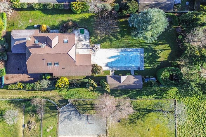 Image No.12-6 Bed Property for sale