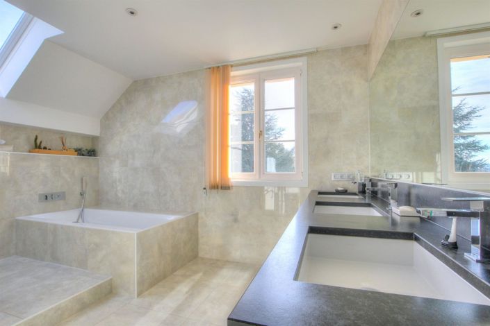 Image No.12-6 Bed Property for sale