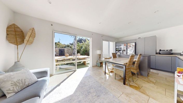 Image No.2-4 Bed House for sale