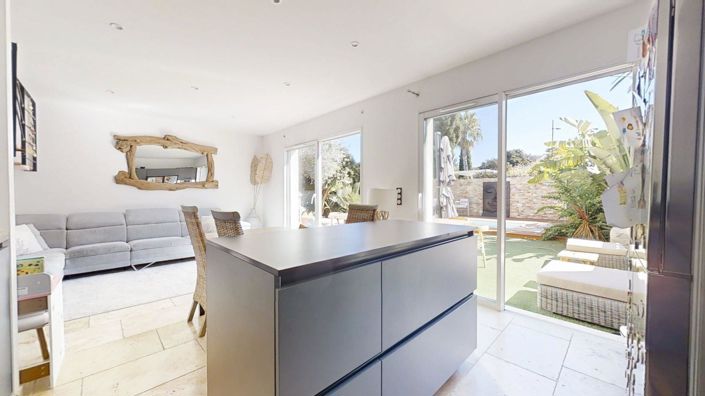 Image No.8-4 Bed House for sale