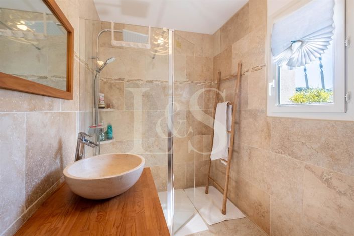 Image No.16-5 Bed House for sale