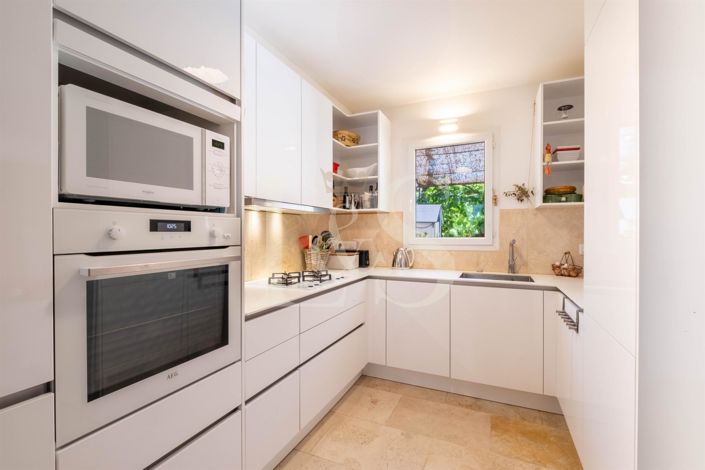 Image No.8-5 Bed House for sale