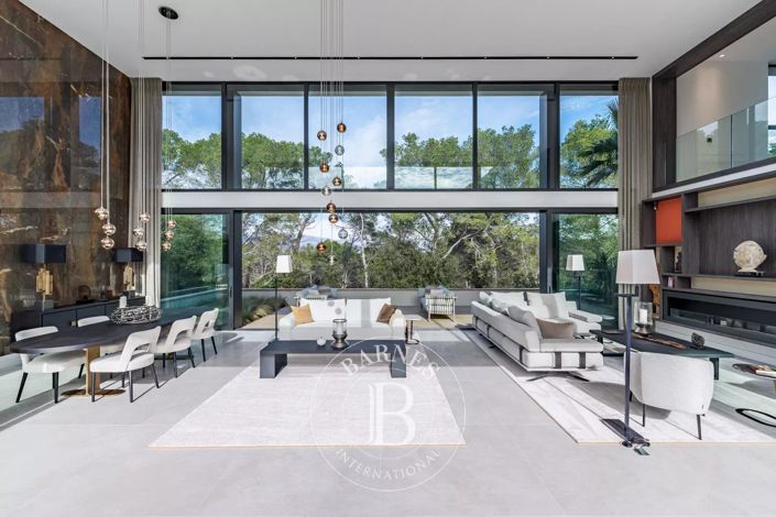 Image No.8-5 Bed House for sale