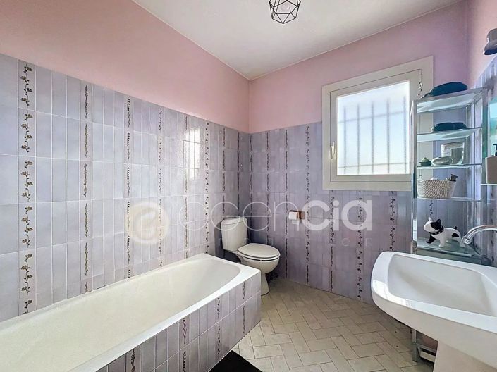 Image No.6-6 Bed House for sale