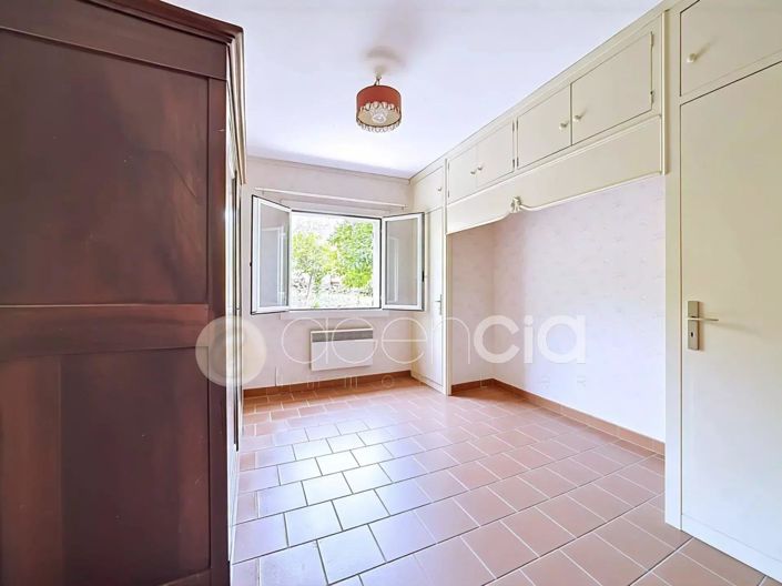 Image No.8-6 Bed House for sale