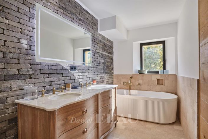 Image No.17-6 Bed House for sale