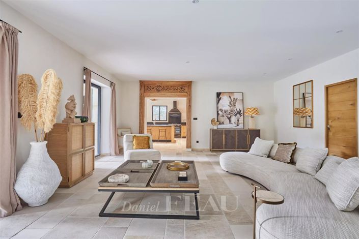 Image No.8-6 Bed House for sale