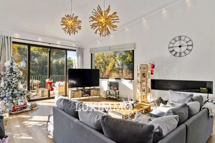 Image No.5-6 Bed House for sale