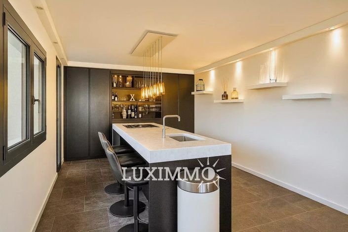 Image No.8-6 Bed House for sale