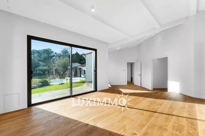 Image No.11-5 Bed House for sale