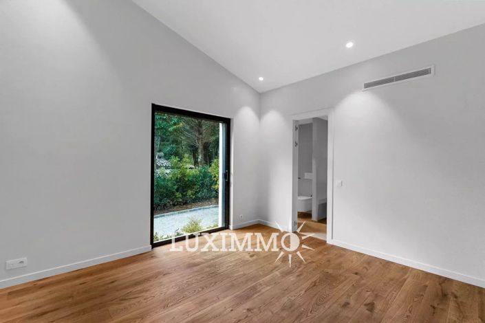 Image No.17-5 Bed House for sale