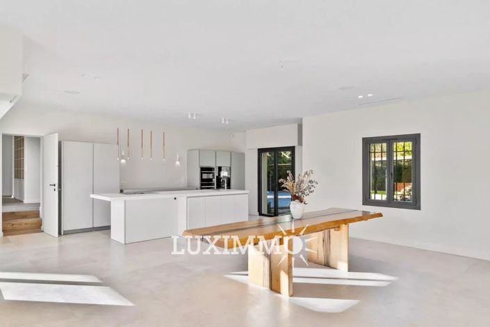 Image No.8-5 Bed House for sale