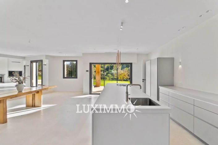 Image No.9-5 Bed House for sale