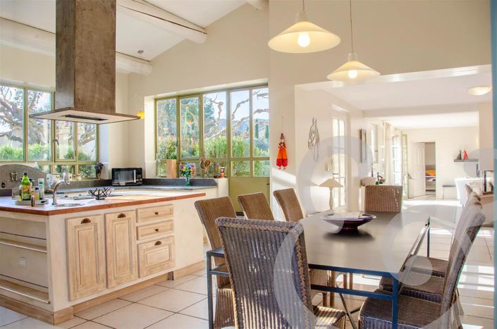 Image No.8-5 Bed House for sale