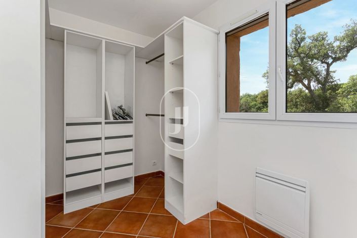 Image No.10-3 Bed House for sale