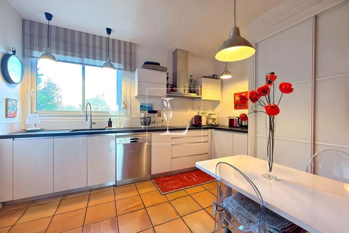 Image No.10-5 Bed House for sale