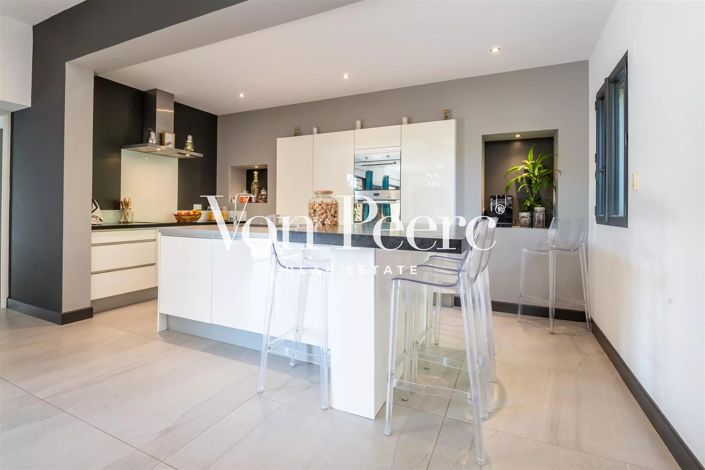 Image No.8-5 Bed House for sale