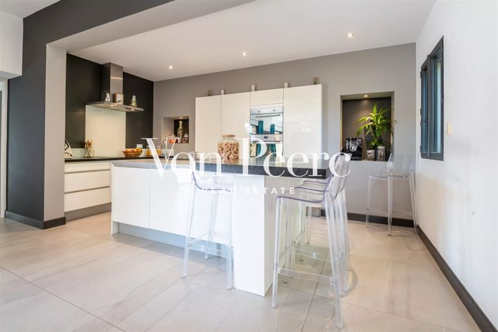 Image No.8-5 Bed House for sale