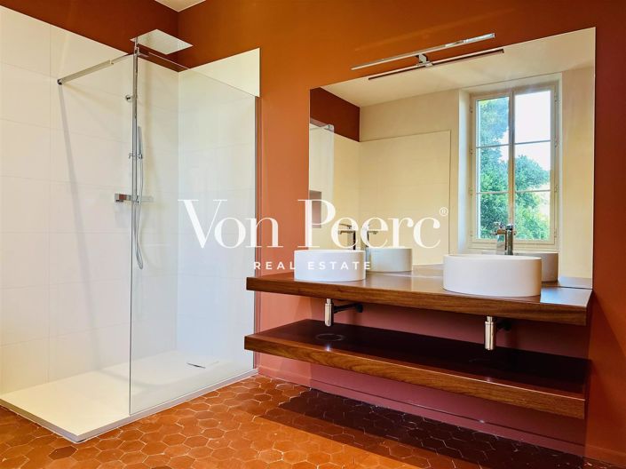 Image No.8-5 Bed House for sale