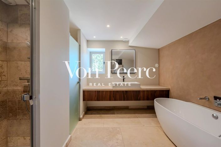 Image No.18-6 Bed House for sale