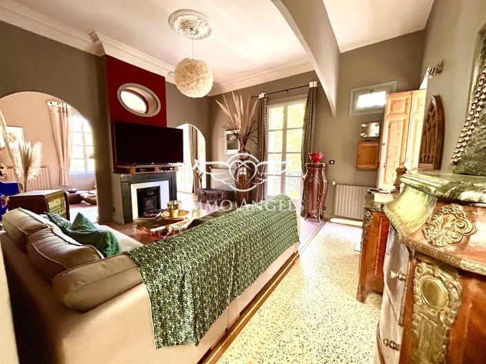 Image No.1-6 Bed Property for sale