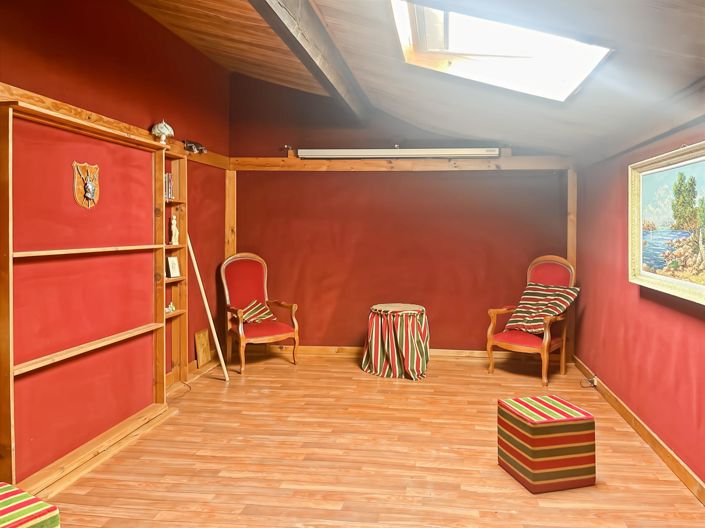 Image No.10-4 Bed House for sale