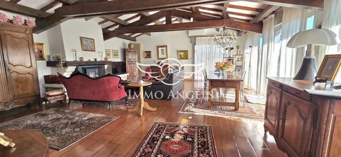 Image No.1-8 Bed House for sale