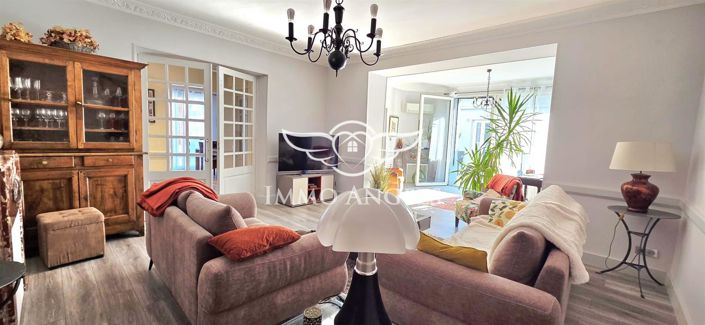 Image No.4-8 Bed House for sale