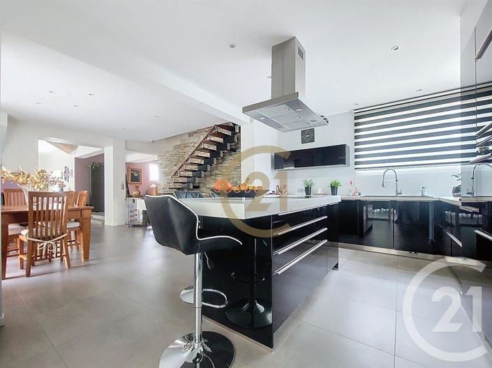 Image No.8-3 Bed House for sale