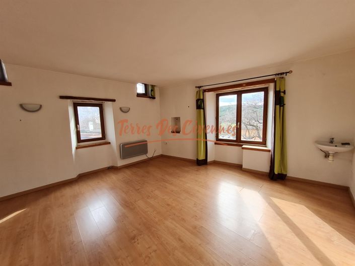 Image No.6-3 Bed House for sale