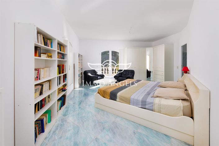 Image No.7-5 Bed House for sale