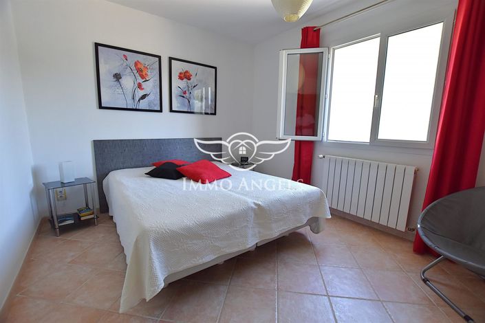 Image No.15-5 Bed Property for sale