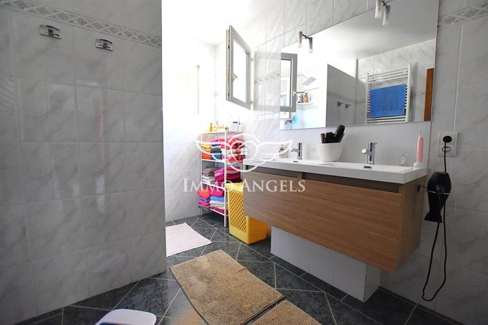 Image No.17-5 Bed Property for sale