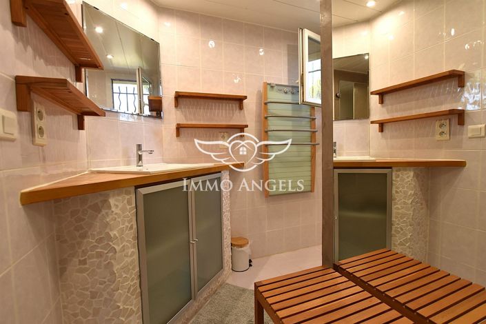 Image No.26-5 Bed Property for sale