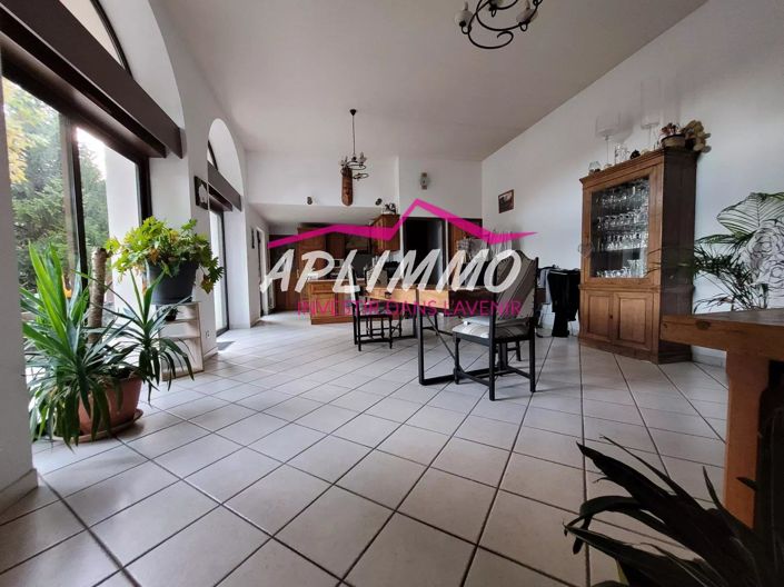 Image No.2-4 Bed House for sale