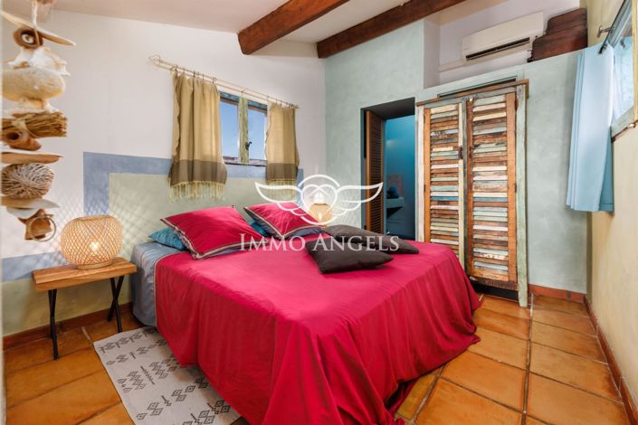 Image No.17-12 Bed Property for sale