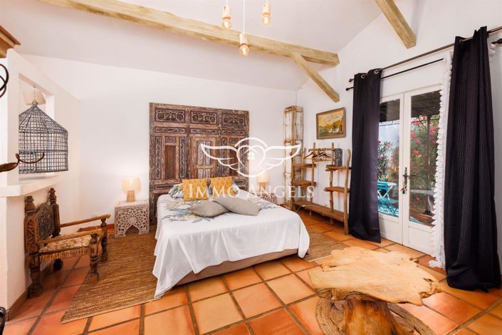 Image No.20-12 Bed Property for sale