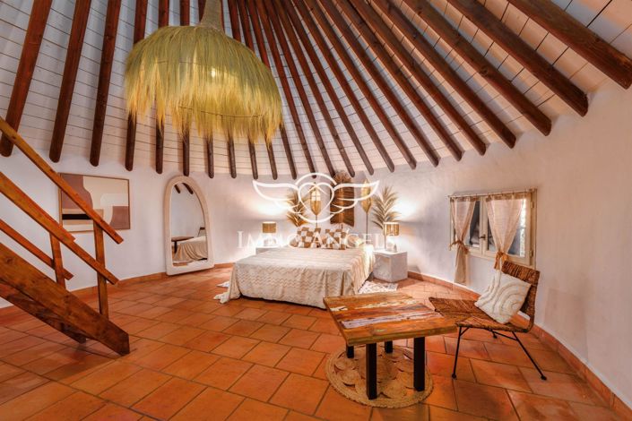 Image No.3-12 Bed Property for sale