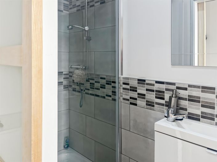 Image No.8-3 Bed House for sale