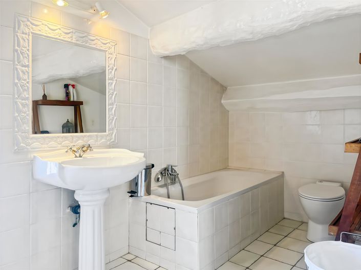 Image No.15-3 Bed House for sale