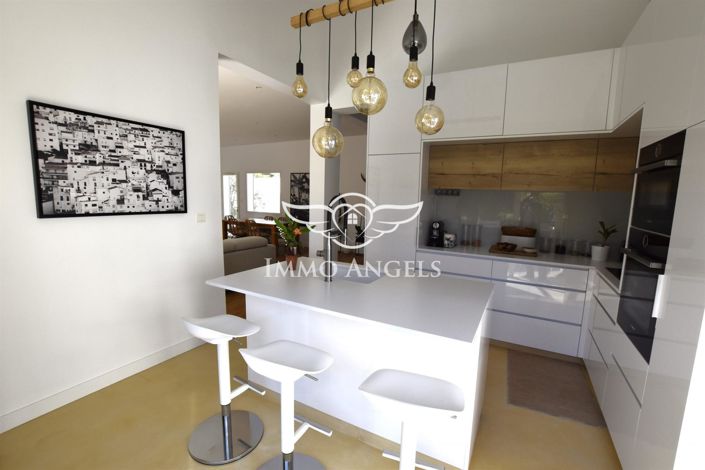 Image No.10-4 Bed Property for sale