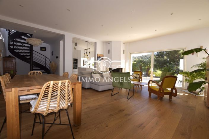 Image No.6-4 Bed Property for sale