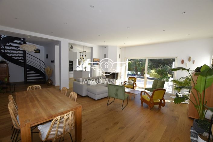 Image No.8-4 Bed Property for sale